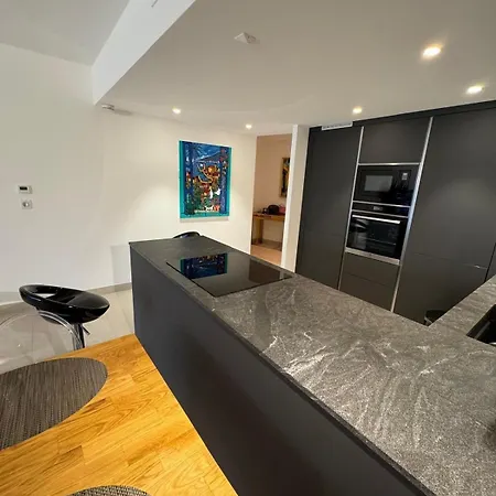 Centre - Cavell - Walking Distance From Palais Des Festivals And - Free Parking - Perfect Location For Business And Holliday Apartment *